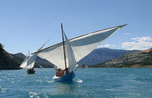 Rassemblement de voiles traditionnelles au Lac de Serre-Ponçon organisé par l'Association Rivages de Méditerranée.