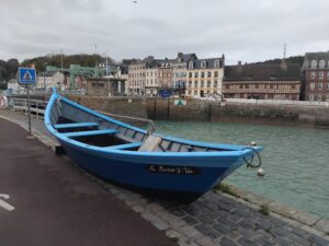 Doris. Au fond, la maison Henri IV - St Valéry